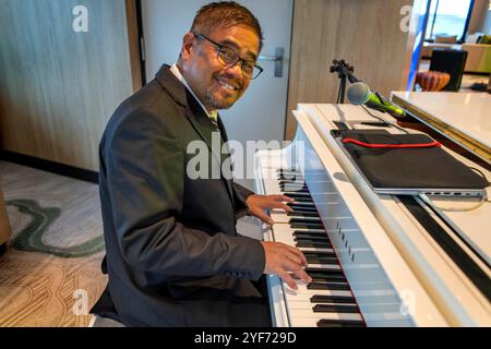 Live-Musik mit Klavier im Inneren der SH Vega Cruise ist ein Expeditionsschiff, das von Swan Hellenic, Island, betrieben wird. SH Vega ist unser brandneues 5-Sterne-Hotel, Stockfoto