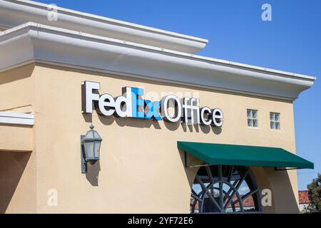 Los Angeles, Kalifornien, USA - 03-08-2019: Ansicht eines Ladenschilds für das Druck- und Versandunternehmen FedEx Office. Stockfoto