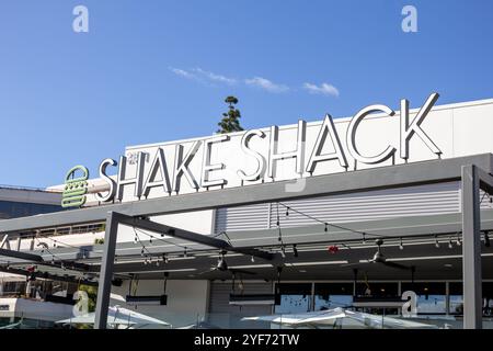 Manhattan Beach, Kalifornien, USA - 03-08-2019: Blick auf ein Ladenschild für das Burger Fast Casual Restaurant, bekannt als Shake Shack. Stockfoto