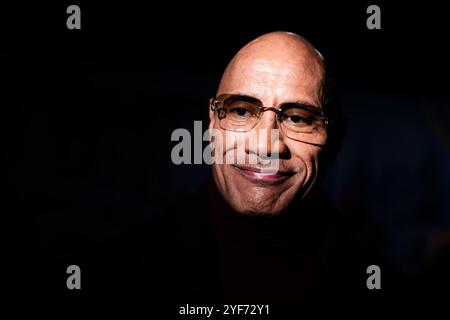 Berlin, Deutschland. November 2024. Dwayne Johnson, Schauspieler, gibt ein Interview bei der Weltpremiere des Films „Red One – Christmas Alert“. Quelle: Christoph Soeder/dpa/Alamy Live News Stockfoto