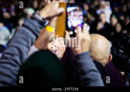 Berlin, Deutschland. November 2024. Dwayne Johnson, Schauspieler, macht Selfies mit Fans bei der Weltpremiere des Films „Red One – Christmas Alert“. Quelle: Christoph Soeder/dpa/Alamy Live News Stockfoto