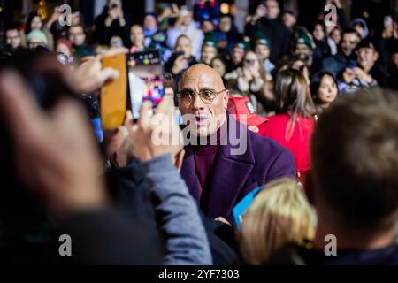 Berlin, Deutschland. November 2024. Dwayne Johnson, Schauspieler, begrüßt Fans bei der Weltpremiere des Films „Red One – Christmas Alert“. Quelle: Christoph Soeder/dpa/Alamy Live News Stockfoto