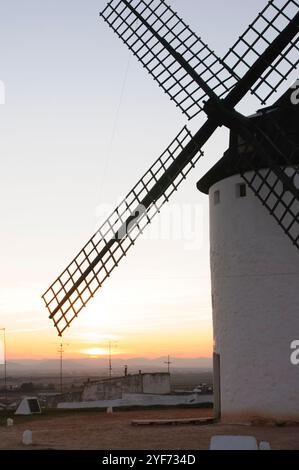 Campo de Criptana;Spanien;02152009: Eine traditionelle Windmühle, die sich vor einem Sonnenuntergang mit einer ländlichen Landschaft im Hintergrund befindet. Stockfoto