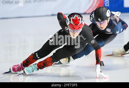 MONTREAL, QUÉBEC, KANADA: Danae Blais (10) aus Kanada und Kristen Santos-Griswold (2) aus den USA treten während des 1500-m-Halbfinalrennens der Frauen bei der ISU World Tour Short Track Speed Skating-Veranstaltung in Montreal am Sonntag, den 3. November 2024 an. Foto Graham Hughes/Freelance Credit: Graham Hughes/Alamy Live News Stockfoto