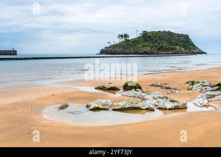 Lekeitio und San Nicolas Island ab Karraspio Beach, Lekeitio, Spanien Stockfoto