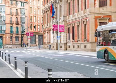 Pamplona, Calle de los Navas de Tolosa und öffentliche Busse Stockfoto