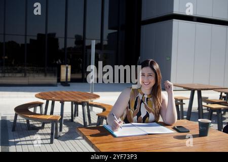 Student des Executive MBA an der IE Business School in Madrid, bei einem Kaffee während einer Fotosession auf dem IE University Campus. Stockfoto