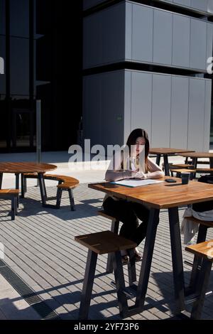 Student des Executive MBA an der IE Business School in Madrid, bei einem Kaffee während einer Fotosession auf dem IE University Campus. Stockfoto