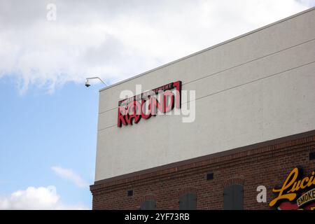 Orange, Kalifornien, USA - 10.03.2019: Blick auf ein Ladenschild für das Bowling- und Vergnügungszentrum, bekannt als Round 1 Entertainment Inc Stockfoto