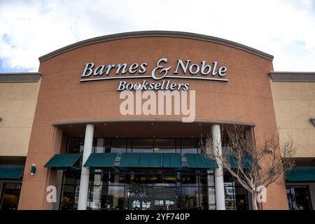 Los Angeles, Kalifornien, USA - 19.03.10.19: Blick auf ein Ladenschild für den Buchhändler Barnes and Noble. Stockfoto