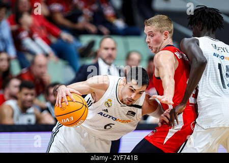 Murcia, Spanien. November 2024. Endesa League Basketballspiel zwischen UCAM CB und Real Madrid im Palacio de Deportes in Murcia © ABEL F. ROS/Alamy Live News Stockfoto