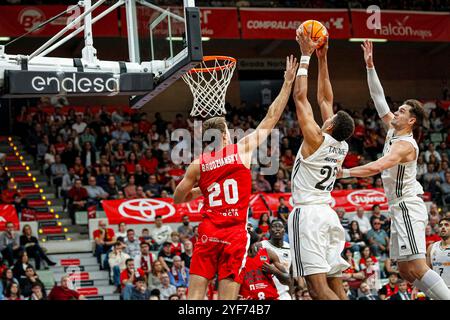 Murcia, Spanien. November 2024. Endesa League Basketballspiel zwischen UCAM CB und Real Madrid im Palacio de Deportes in Murcia © ABEL F. ROS/Alamy Live News Stockfoto