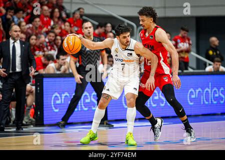 Murcia, Spanien. November 2024. Endesa League Basketballspiel zwischen UCAM CB und Real Madrid im Palacio de Deportes in Murcia © ABEL F. ROS/Alamy Live News Stockfoto