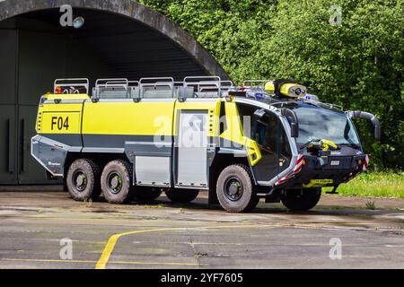 Rosenbauer PANTHER Feuerwehrauto vom kleinen Brogel Luftwaffenstützpunkt. Peer, Belgien - 20. Mai 2015 Stockfoto