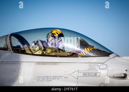 Pilot im Cockpit eines F-16AM Kampfflugzeugs der belgischen 31 Tiger Geschwader auf der kleinen Brogel Air Base. Peer, Belgien - 8. September 2023 Stockfoto