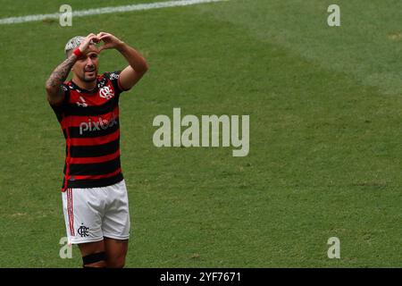 Rio de Janeiro, Brasilien. November 2024. Giorgian de Arrascaeta aus Flamengo feiert, nachdem er das erste Tor seiner Mannschaft während des Spiels zwischen Flamengo und Atletico Mineiro erzielte, um das Finale des Brasilianischen Cups 2024 am 3. November 2024 im Maracana-Stadion in Rio de Janeiro zu gewinnen. Foto: Nadine Freitas/DiaEsportivo/Alamy Live News Credit: DiaEsportivo/Alamy Live News Stockfoto