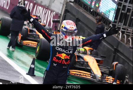 Red Bull's Niederländer Max Verstappen feiert den ersten Platz bei der Preisverleihung des Formel 1 São Paulo Grand Prix auf der Rennstrecke Interlagos im Süden von São Paulo. 11/03/2024 Credit: Brazil Photo Press/Alamy Live News Stockfoto