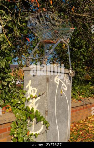 Verlassenes Metall, Einkaufswagen, Trolley, Sammlung, Service, Trolley, Hindernis, Wasserlauf, Fliegenspitze, Gefahr, Trolley-Tracker, Griff. Stockfoto