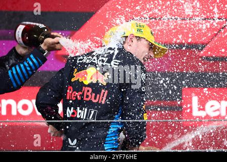 Red Bull's Niederländer Max Verstappen feiert den ersten Platz bei der Preisverleihung des Formel 1 São Paulo Grand Prix auf der Rennstrecke Interlagos im Süden von São Paulo. 11/03/2024 Credit: Brazil Photo Press/Alamy Live News Stockfoto