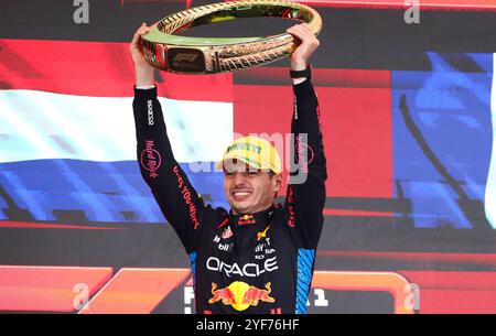 Red Bull's Niederländer Max Verstappen feiert den ersten Platz bei der Preisverleihung des Formel 1 São Paulo Grand Prix auf der Rennstrecke Interlagos im Süden von São Paulo. 11/03/2024 Credit: Brazil Photo Press/Alamy Live News Stockfoto