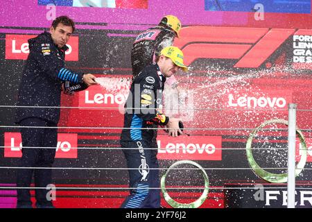 Red Bull's Niederländer Max Verstappen feiert den ersten Platz bei der Preisverleihung des Formel 1 São Paulo Grand Prix auf der Rennstrecke Interlagos im Süden von São Paulo. 11/03/2024 Credit: Brazil Photo Press/Alamy Live News Stockfoto