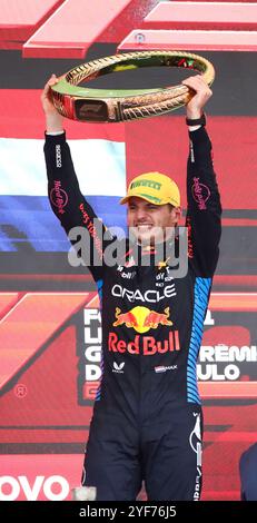 Sao Paulo, SP 03/11/2024 - GP-BRASIL - O holandês, Max Verstappen da Red Bull Comemora o primeiro Red Bull's Niederländer Max Verstappen feiert den ersten Platz bei der Preisverleihung des Formel 1 São Paulo Grand Prix auf der Rennstrecke Interlagos im Süden von São Paulo an diesem Sonntag. 11.03.2024lugar do Grande Prêmio de São Paulo de Fórmula 1, no Autódromo de Interlagos, Zona sul de São Paulo, neste domingo, DIA 03. (Foto: Marina Uezima/Brazil Photo Press/Agencia O Globo) Esportes Credit: Brazil Photo Press/Alamy Live News Stockfoto