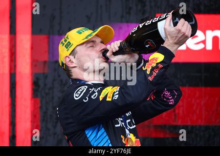 Red Bull's Niederländer Max Verstappen feiert den ersten Platz bei der Preisverleihung des Formel 1 São Paulo Grand Prix auf der Rennstrecke Interlagos im Süden von São Paulo. 11/03/2024 Credit: Brazil Photo Press/Alamy Live News Stockfoto