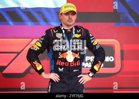 Red Bull's Niederländer Max Verstappen feiert den ersten Platz bei der Preisverleihung des Formel 1 São Paulo Grand Prix auf der Rennstrecke Interlagos im Süden von São Paulo. 11/03/2024 Credit: Brazil Photo Press/Alamy Live News Stockfoto