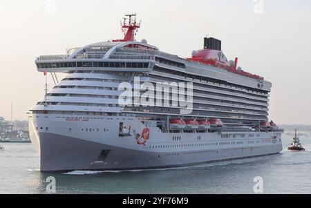 Das Passagier-Kreuzfahrtschiff Virgin Voyages MS RESILIENT LADY fährt vom Hafen ab Stockfoto