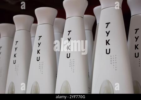 Los Angeles, Kalifornien, USA - 18.03.19: Ein Blick auf mehrere Flaschen Tyku Premium japanischer Sake, ausgestellt in einem örtlichen Lebensmittelgeschäft. Stockfoto