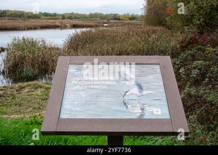 Schild oder Informationstafel im Naturschutzgebiet RSPB Fen Drayton Lakes in Cambridgeshire, England, Großbritannien Stockfoto