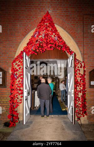 Ausstellung von gestricktem und gestricktem rotem Mohn in der Royal Garrison Church of All Saints for Rememination, Hampshire, England, Großbritannien, November 2024 Stockfoto