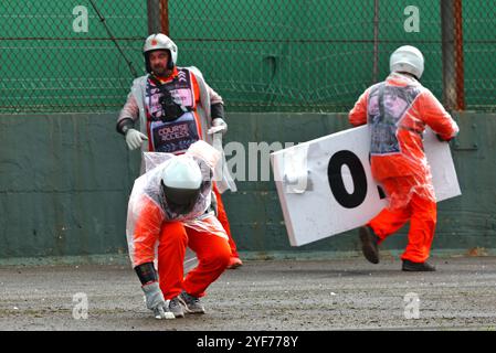 Sao Paulo, Brasilien. November 2024. Marshals entfernen Schmutz aus dem Stromkreis. Formel-1-Weltmeisterschaft, Rd 21, großer Preis Brasiliens, Sonntag, 3. November 2024. Sao Paulo, Brasilien. Quelle: James Moy/Alamy Live News Stockfoto