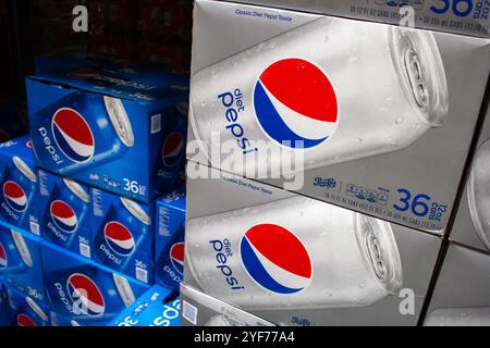 Los Angeles, Kalifornien, USA - 18.03.2019: Ein Blick auf mehrere Fälle von Pepsi und Diet Pepsi Soda Dosen im Laden. Stockfoto