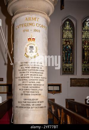 Royal Garrison Church of All Saints in Aldershot, Hampshire, England, Großbritannien. Das Innere des denkmalgeschützten Gebäudes der Army Catering Corps Stockfoto