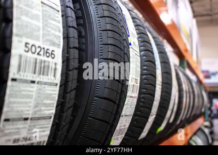 Los Angeles, Kalifornien, USA - 18.03.2019: Ansicht mehrerer Regale für Autoreifen, ausgestellt in einem lokalen Costco-Geschäft. Stockfoto