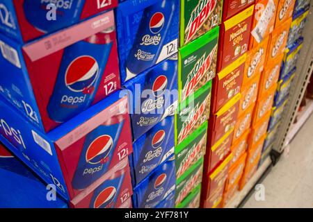 Los Angeles, Kalifornien, USA - 19.03.2019: Ein Blick auf verschiedene Marken von Limonade in Boxen in einem Regal in einem Lebensmittelgeschäft. Stockfoto