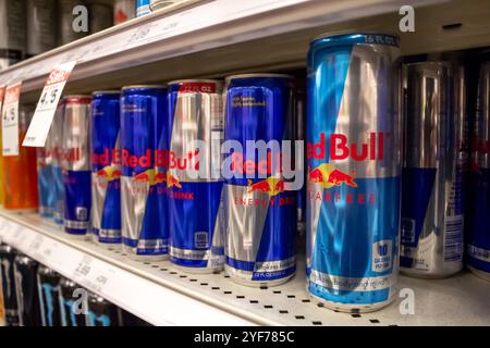 Los Angeles, Kalifornien, USA - 19.03.2019: Ein Blick auf mehrere Dosen Red Bull Energy Drink in einem Regal in einem Lebensmittelgeschäft. Stockfoto