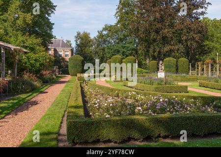 Burggarten des mittelalterlichen Schlosses Bouvigne in der Nähe der Stadt Breda in den Niederlanden. Stockfoto