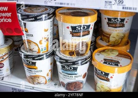 Los Angeles, Kalifornien, USA - 19.03.2019: Ein Blick auf mehrere Kartons mit so Delicious Diary Free Tiefkühldesserts im Laden. Stockfoto