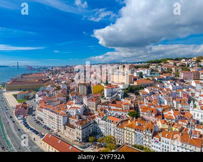 Blick aus der Vogelperspektive auf das Stadtzentrum von Lissabon und die Viertel Baixa und Alfama in der Altstadt von Lissabon, Portugal. Panoramaaufnahme der Drohne Stockfoto