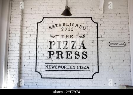 Orange, Kalifornien, USA - 25.03.2019: Ein Blick auf ein Ladenschild für die individuelle Pizzeria-Restaurantkette Pizza Press. Stockfoto