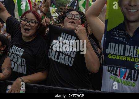 San Juan, USA. November 2024. Die Menschen feiern während der Abschlusszeremonie der Kampagne La Alianza de País (Allianz für das Land) in San Juan, Puerto Rico am Sonntag, den 3. November 2024. La Alianza ist eine Partnerschaft zwischen der Puerto-ricanischen Independence Party und der Citizens Victory Movement. (Carlos Berríos Polanco/SIPA USA) Credit: SIPA USA/Alamy Live News Stockfoto