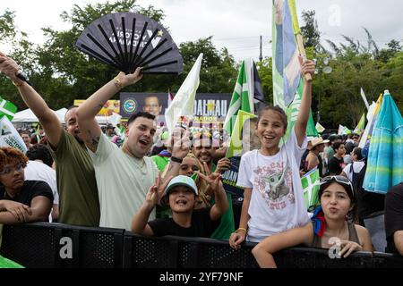 San Juan, USA. November 2024. Die Menschen feiern während der Abschlusszeremonie der Kampagne La Alianza de País (Allianz für das Land) in San Juan, Puerto Rico am Sonntag, den 3. November 2024. La Alianza ist eine Partnerschaft zwischen der Puerto-ricanischen Independence Party und der Citizens Victory Movement. (Carlos Berríos Polanco/SIPA USA) Credit: SIPA USA/Alamy Live News Stockfoto