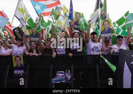 San Juan, USA. November 2024. Die Menschen feiern während der Abschlusszeremonie der Kampagne La Alianza de País (Allianz für das Land) in San Juan, Puerto Rico am Sonntag, den 3. November 2024. La Alianza ist eine Partnerschaft zwischen der Puerto-ricanischen Independence Party und der Citizens Victory Movement. (Carlos Berríos Polanco/SIPA USA) Credit: SIPA USA/Alamy Live News Stockfoto