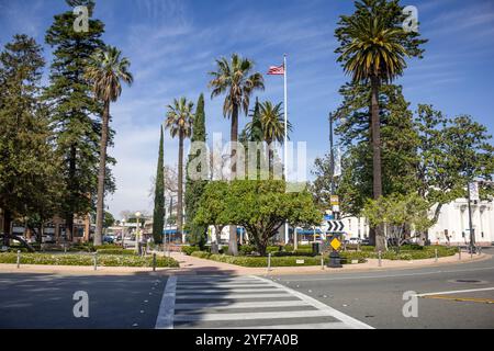 Orange, Kalifornien, USA - 24.03.2019: Blick auf den Kreisverkehr am Orange Plaza. Stockfoto