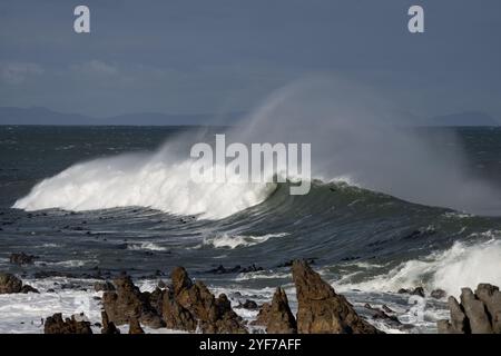 Riesige Wellen in Südafrika. Strand in False Bay. Stürmisches Meer im Winter. Stockfoto