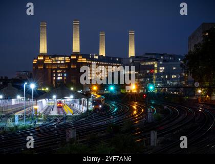 Eisenbahn bei Nacht in London Stockfoto