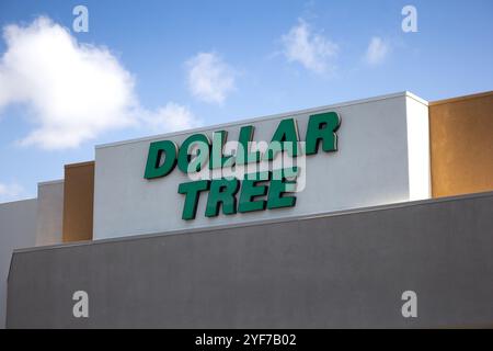 Los Angeles, Kalifornien, USA - 24.03.2019: Blick auf ein Ladenschild für den Rabatthändler Dollar Tree. Stockfoto