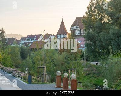 Balingen, Deutschland - 2. Oktober 2023: Promenade am Eyac mit der historischen Burg Stockfoto